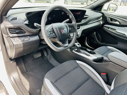 Used 2025 Buick Envista Preferred w/ Convenience II Package FWD image 13