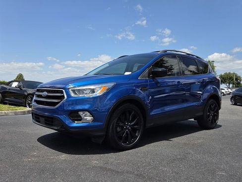Used 2018 Ford Escape SE w/ SE Sport Appearance Package FWD image 2