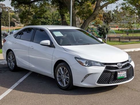 Used 2017 Toyota Camry SE image 4