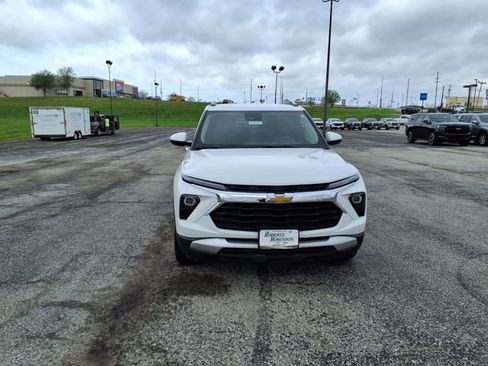 Used 2025 Chevrolet TrailBlazer LT AWD/4WD image 4