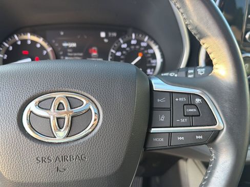 Certified 2021 Toyota Highlander XLE FWD image 23