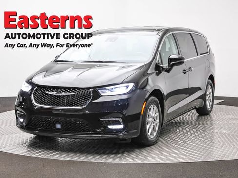 Used 2024 Chrysler Pacifica Touring-L FWD image 1