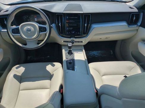 Used 2018 Volvo XC60 T6 Momentum w/ Vision Package image 17