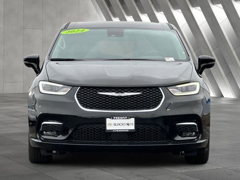 Used 2024 Chrysler Pacifica Select image 9