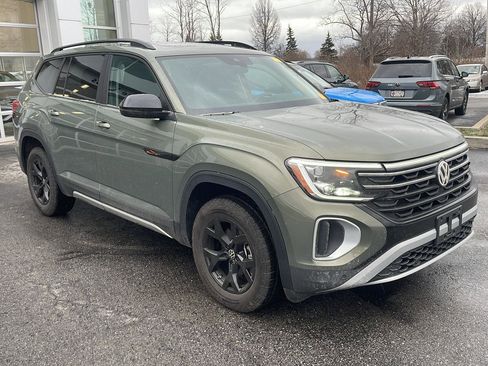 Used 2025 Volkswagen Atlas Peak Edition SE image 3