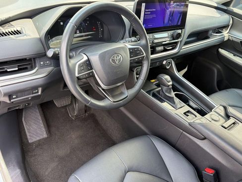 Used 2025 Toyota Grand Highlander FWD image 4