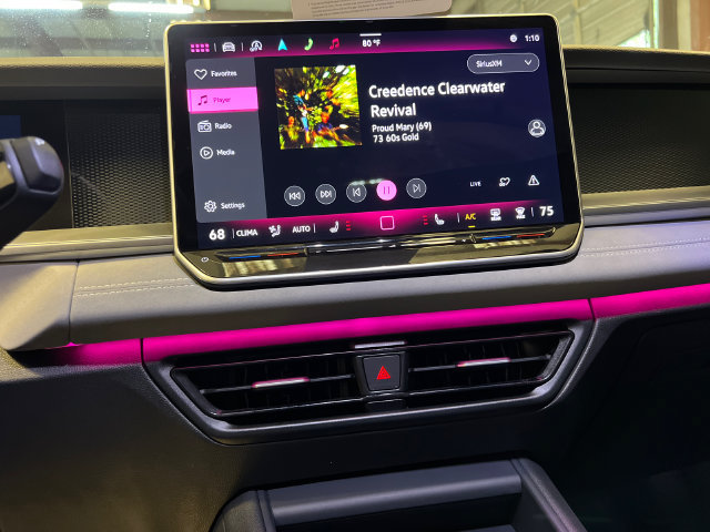 Certified 2025 Volkswagen Tiguan SE FWD image 24