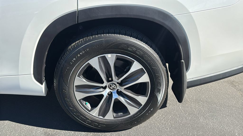 Used 2021 Toyota Highlander XLE FWD image 8