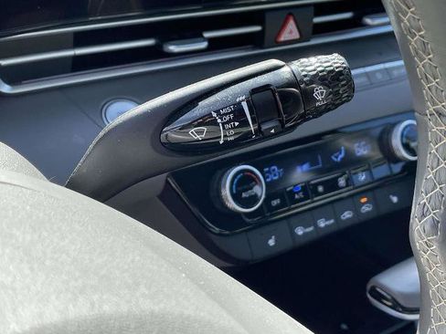 Used 2025 Hyundai Elantra SEL image 21