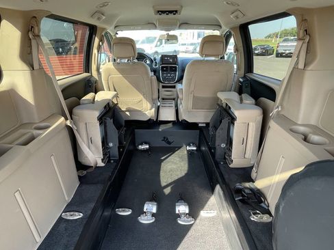 Used 2015 Dodge Grand Caravan SE w/ Quick Order Package 29E SE image 4