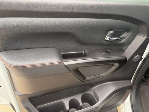 Used 2021 Nissan Titan PRO-4X w/ Pro-4x Convenience Package image 12