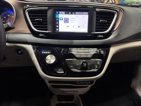 Used 2023 Chrysler Voyager LX image 30