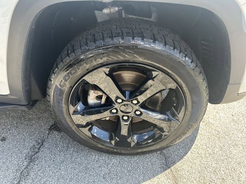 Certified 2024 Jeep Grand Cherokee L Limited w/ Black Appearance Package image 19