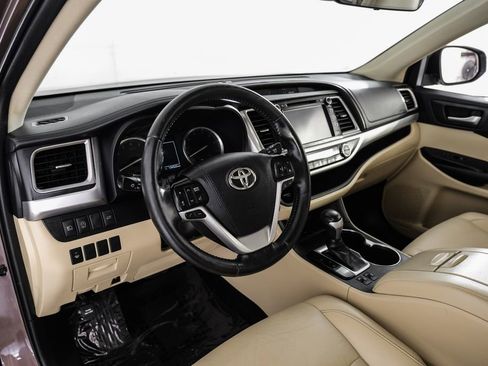 Used 2019 Toyota Highlander XLE FWD image 2