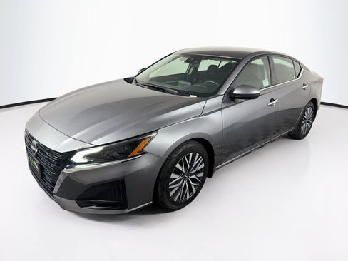 Used 2023 Nissan Altima 2.5 SV FWD image 3