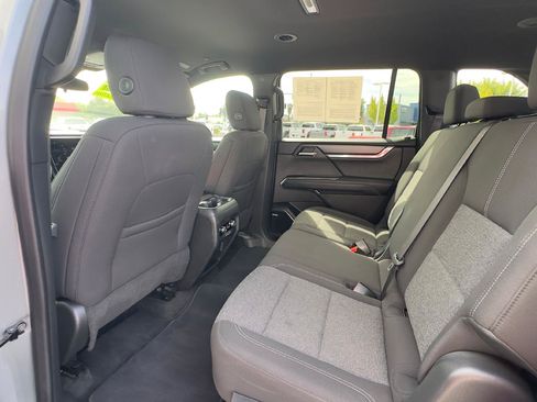 Used 2025 GMC Acadia Elevation AWD/4WD image 8