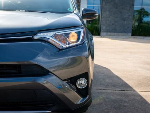 Used 2018 Toyota RAV4 XLE AWD/4WD image 3