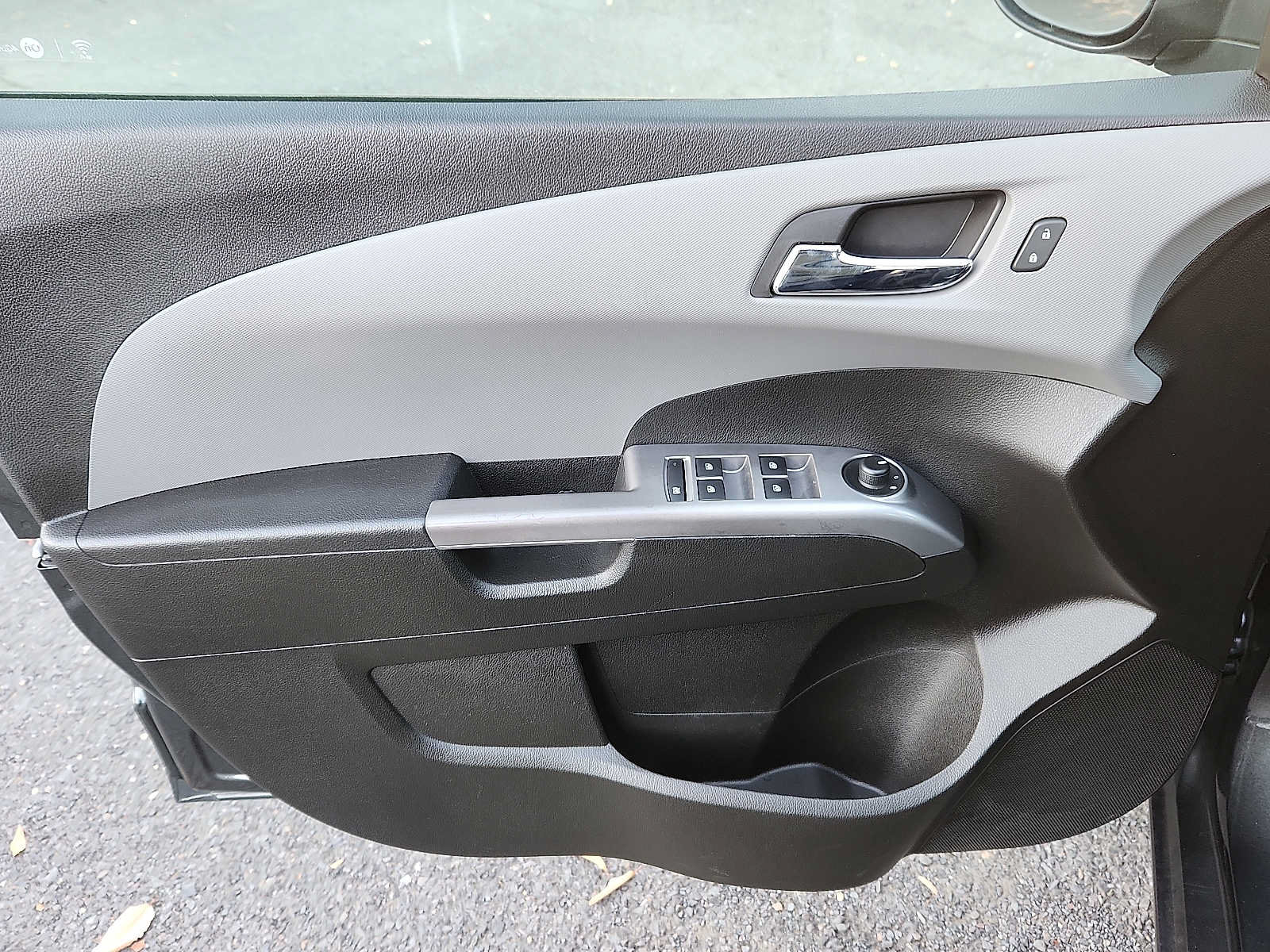 Used 2018 Chevrolet Sonic Premier FWD image 12