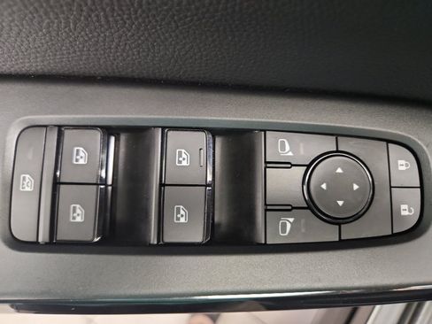 Used 2024 Nissan Pathfinder SV image 9