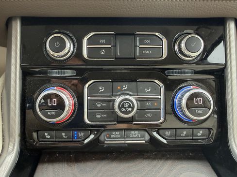 Used 2022 GMC Yukon XL Denali AWD/4WD image 18