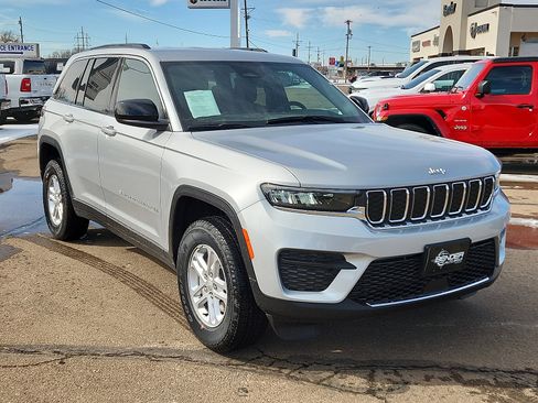 Used 2025 Jeep Grand Cherokee Laredo image 6