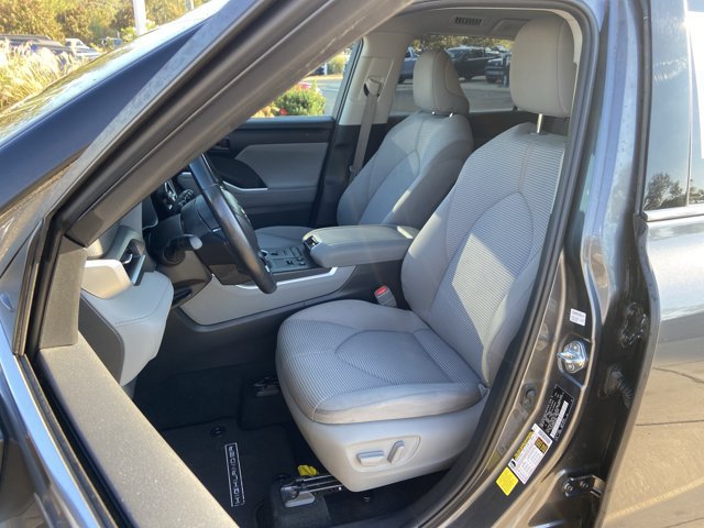 Used 2021 Toyota Highlander LE FWD image 18