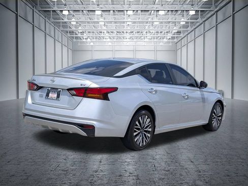 Used 2024 Nissan Altima 2.5 SV FWD image 9