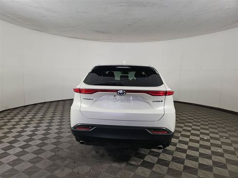 Used 2022 Toyota Venza LE AWD/4WD image 5
