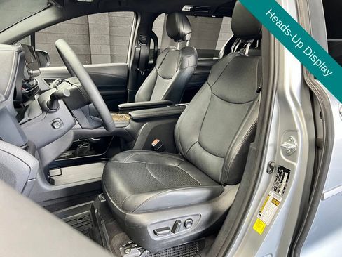 Used 2025 Toyota Sienna Platinum AWD/4WD image 7