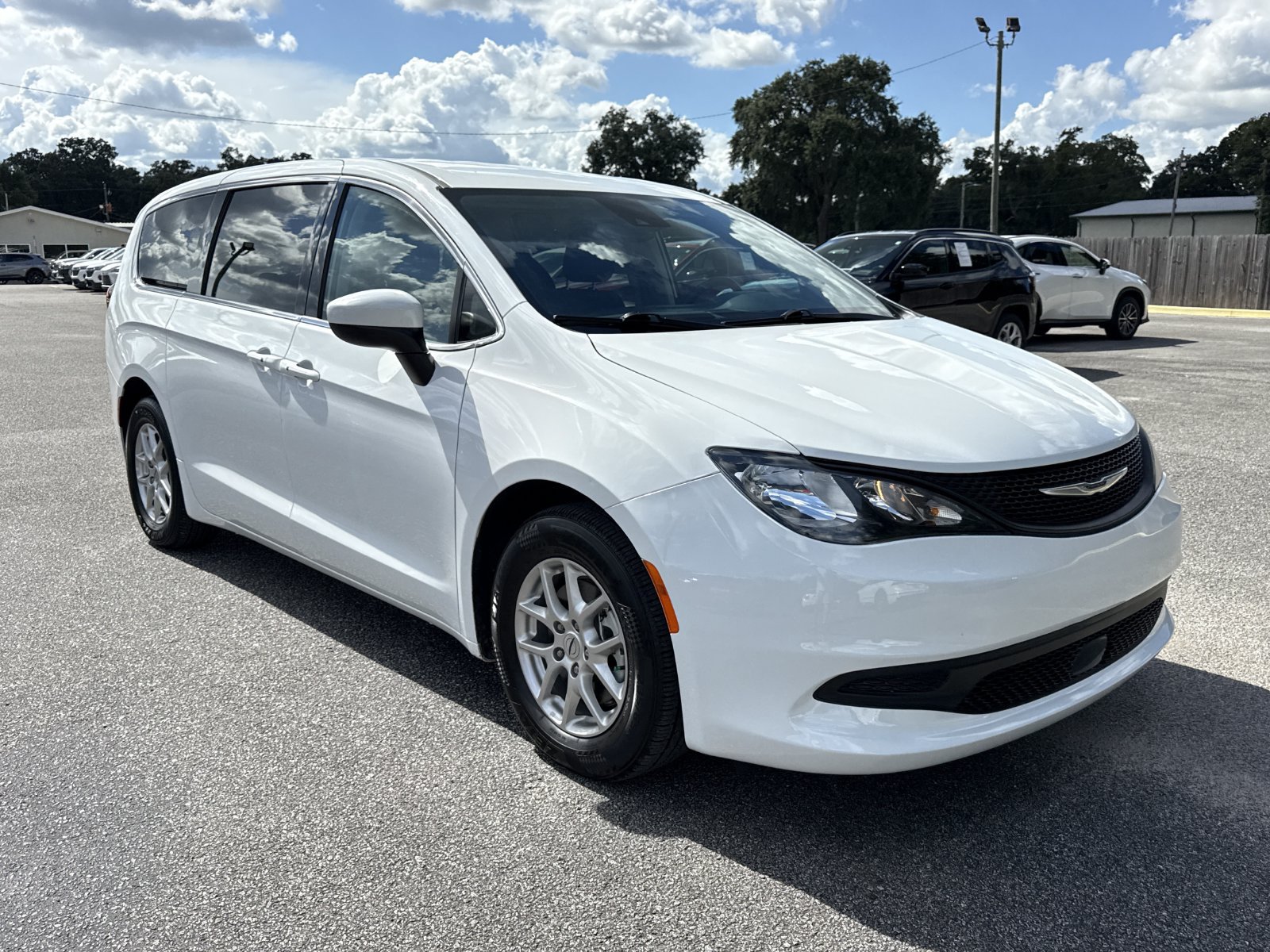Used 2023 Chrysler Voyager LX FWD image 7