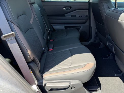 New 2026 Nissan Pathfinder Platinum FWD image 16