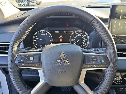 New 2026 Mitsubishi Outlander SE image 14