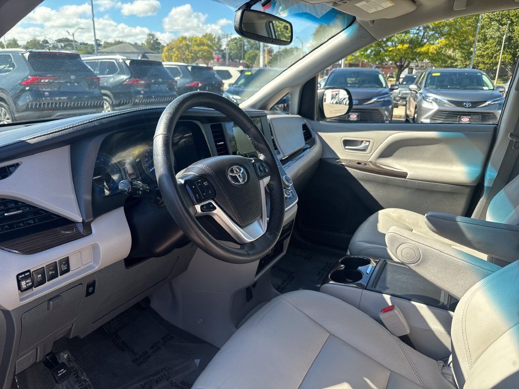 Used 2017 Toyota Sienna XLE Premium w/ Outdoor Package AWD/4WD image 15