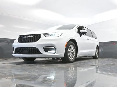 Used 2023 Chrysler Pacifica Touring-L FWD image 45