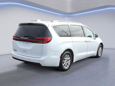 Used 2021 Chrysler Pacifica Touring-L image 6