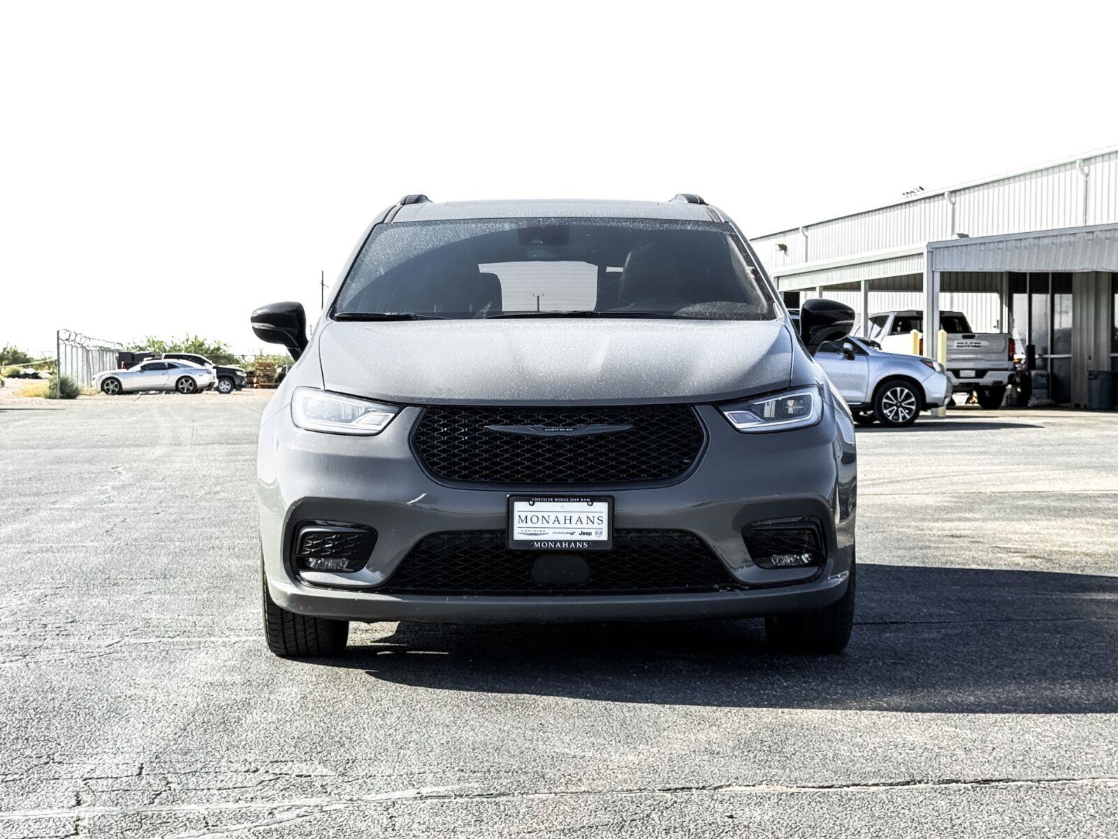 Used 2025 Chrysler Pacifica Limited FWD image 3