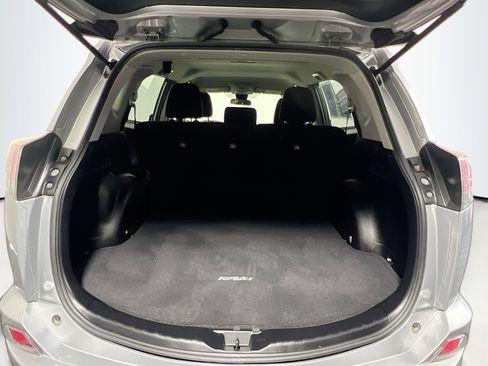 Used 2018 Toyota RAV4 LE image 32
