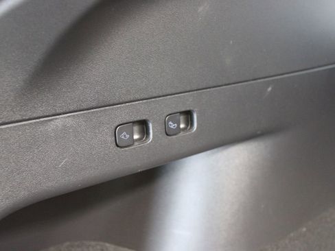 Used 2022 Tesla Model Y Long Range image 36