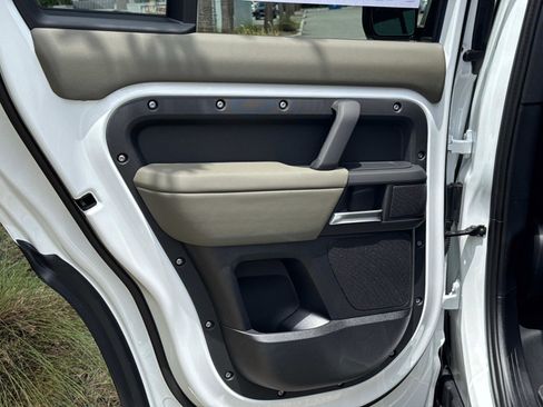 Used 2025 Land Rover Defender 110 X-Dynamic SE image 12