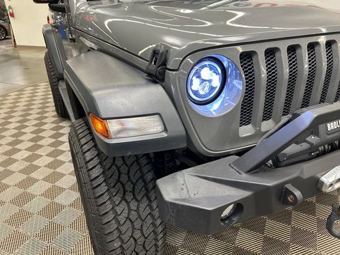 Used 2019 Jeep Wrangler Sport AWD/4WD image 3