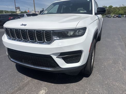 Used 2023 Jeep Grand Cherokee Laredo AWD/4WD image 10