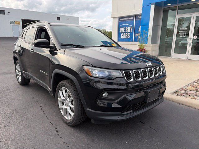 Used 2024 Jeep Compass Latitude AWD/4WD image 3
