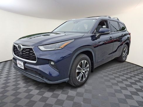 Used 2021 Toyota Highlander XLE AWD/4WD image 3