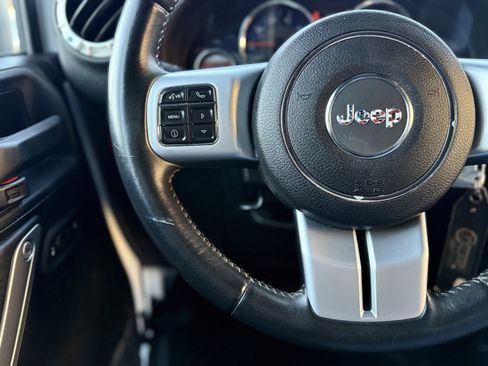 Used 2015 Jeep Wrangler Unlimited Rubicon image 25