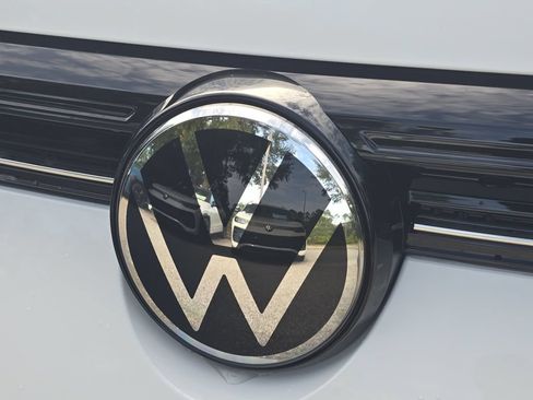 New 2026 Volkswagen Taos SE FWD image 9