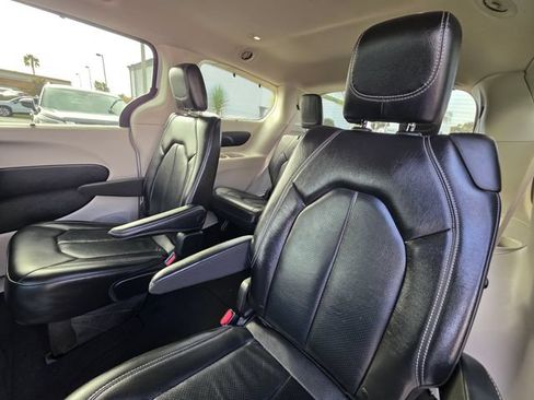 Used 2022 Chrysler Pacifica Touring-L FWD image 17