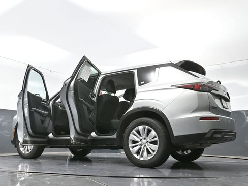 Used 2025 Mitsubishi Outlander ES image 75