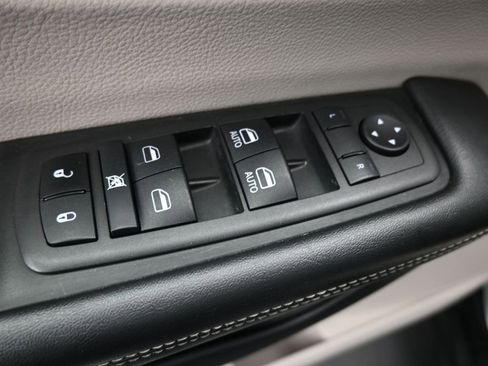 Used 2023 Chrysler Pacifica Touring-L image 13