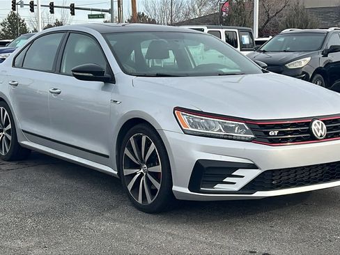 Used 2018 Volkswagen Passat GT image 3