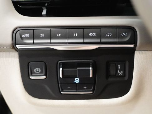Used 2021 Cadillac Escalade Premium Luxury Platinum w/ Heavy-Duty Trailer Package AWD/4WD image 31